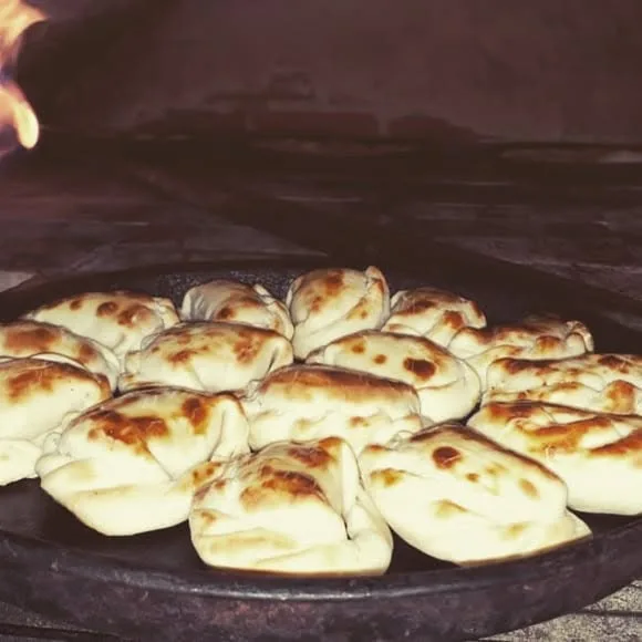 Empanadas horneándose frente al fuego