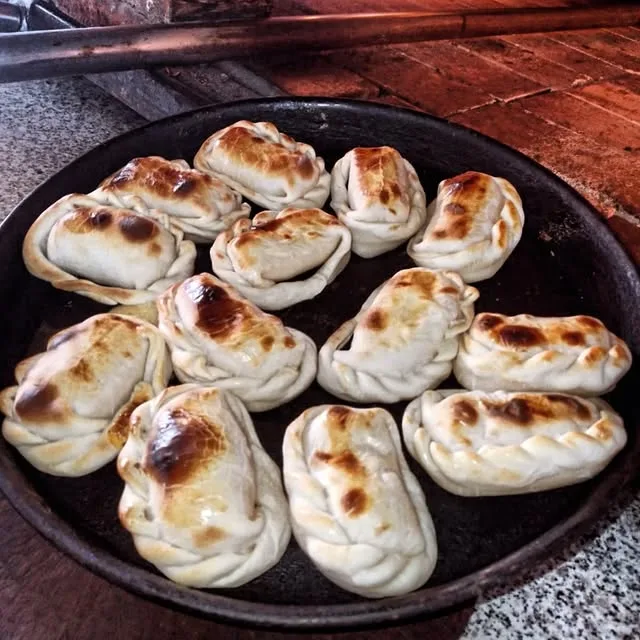 Bandeja de empanadas horneadas con el repulgue a mano