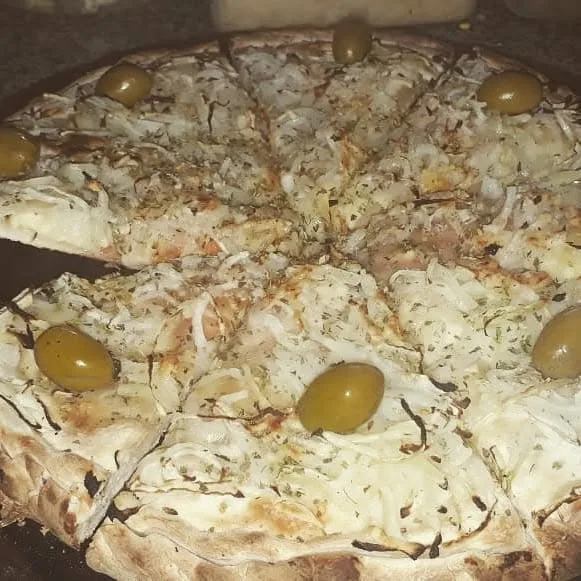Pizza de cebolla con aceitunas y orégano