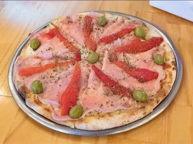 Pizza de jamón, morrones y aceitunas